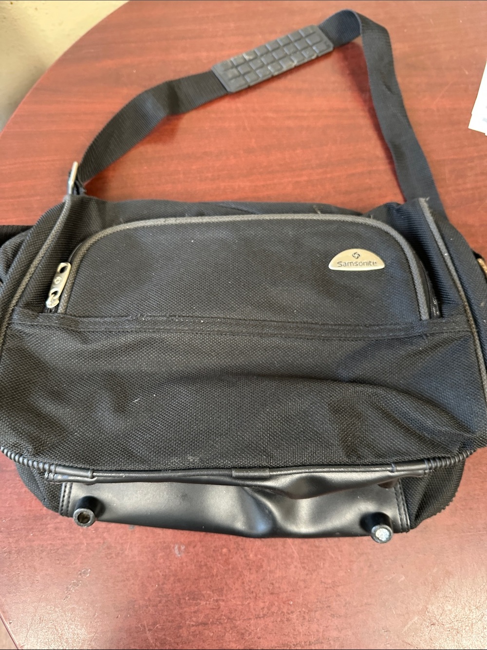 ##890, Samsonite Black Laptop Shoulder Bag with Front Pocket
